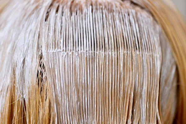 Haare auf dem Kopf mit aufgetragener Farbe zum Färben der Haare, blond — Stockfoto