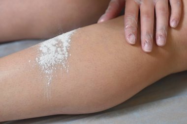 Cilt şekerlemesi için hazırlanıyor. Cilt yumuşak bir şekilde tedavi edilir.