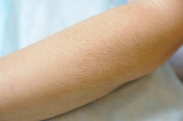 Cabello en la mano de una mujer. Manos de la niña antes del procedimiento s —  Fotos de Stock