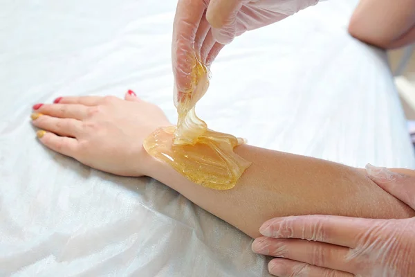 Removing unnecessary hair on the hands. Procedure sugaring. Suga — 图库照片