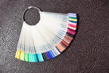 Tırnak boyama, manikür salonunda. Bl üzerinde gösterim