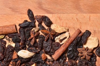 Ahşap bir yüzeyde sıcak şarap için baharat ve malzemeler. Sıcak şarap için malzemeler