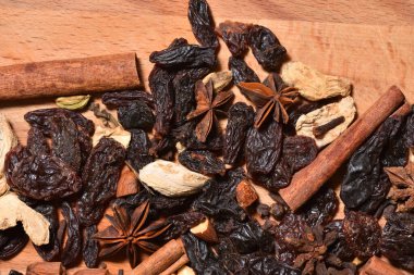 Ahşap bir yüzeyde sıcak şarap için baharat ve malzemeler. Sıcak şarap için malzemeler