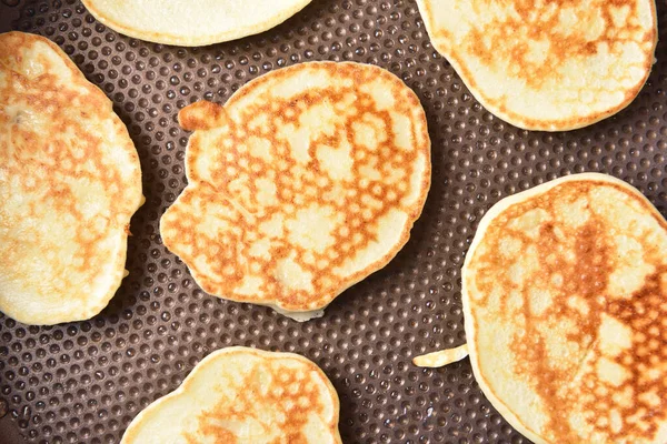 Hermosos buñuelos en una sartén. Cocinar Panqueques, fritos en una sartén — Foto de Stock