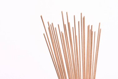 Güzel karabuğday eriştesi, çiğ, pişmemiş, beyaz arka planda.