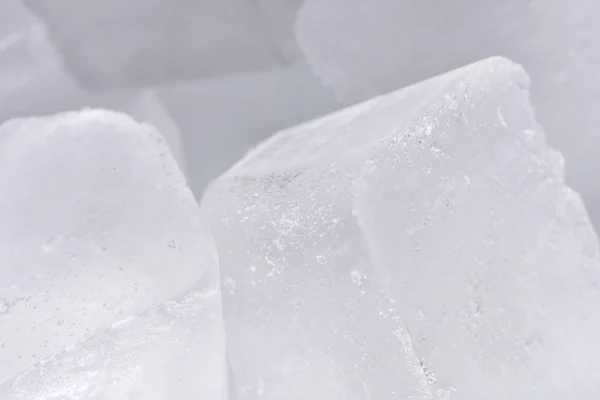 Belos cubos de gelo. Água congelada, gelo, cubos, close-up — Fotografia de Stock