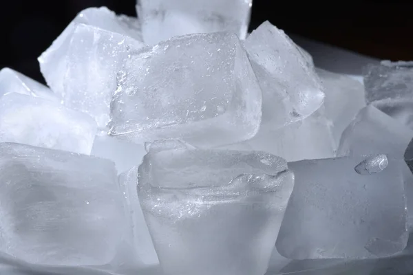 Gyönyörű jégkockák. Fagyasztott víz, jég, kocka, közelkép — Stock Fotó