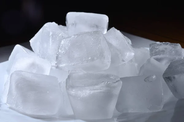 Hermosos cubitos de hielo. Agua congelada, hielo, cubos, primer plano —  Fotos de Stock