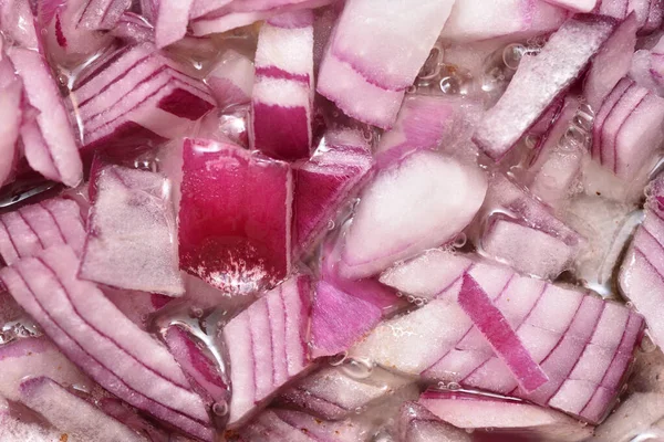 La cebolla fresca picada se fríe en una sartén con aceite. Primer plano — Foto de Stock