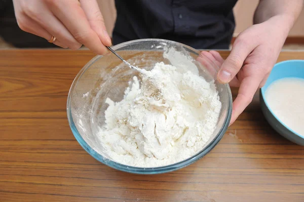 Przygotować ciasto na pizzę domowej roboty, ręcznie ugniatać ciasto z drożdży — Zdjęcie stockowe