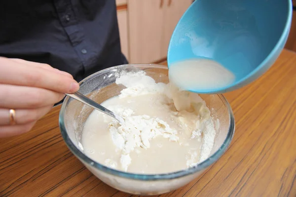 Prepare the dough for homemade pizza, hand knead the dough with yeast — Stock Photo, Image