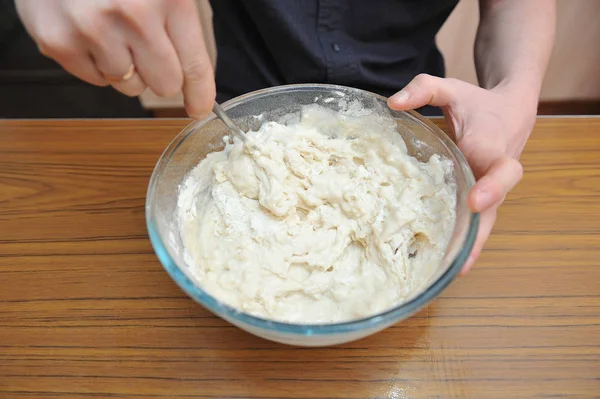 Prepare the dough for homemade pizza, hand knead the dough with yeast — Stock Photo, Image