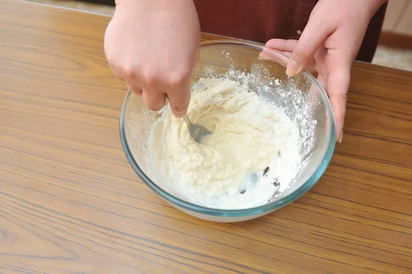 손으로 반죽을 반죽하여 만든 케이크 를 준비하고 그릇에 반죽을 넣는다 — 스톡 사진