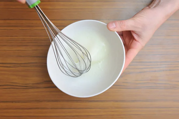 Męskie ręce biczować białka jaj do tworzenia śmietany do pieczenia — Zdjęcie stockowe