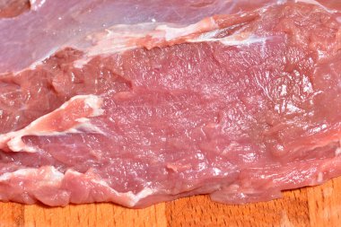 Tahta kesme tahtasında güzel ve taze koyun eti. Yakın plan.