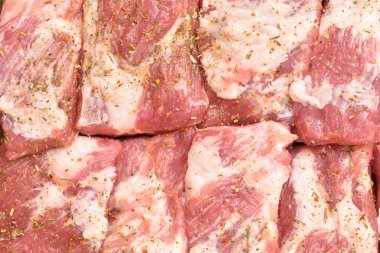 Kesme tahtasına baharat serpiştirilmiş güzel ve taze domuz eti. Lezzetli bir akşam yemeği için domuz pirzolası. Yakın plan.