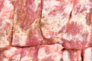Kesme tahtasına baharat serpiştirilmiş güzel ve taze domuz eti. Lezzetli bir akşam yemeği için domuz pirzolası. Yakın plan.