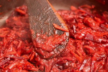 Domates ezmeli sebze kızartma. Kızarmış pancar, soğan ve domates ezmesi.