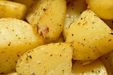 İştah açıcı ve güzel kızarmış patates, sarı, baharatlı, yakın plan.