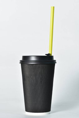 Tek kullanımlık siyah renkli kağıt bardak beyaz arka planda. Sıcak kahve için kağıt bardak. Paket kahve. Kahve için kağıt bardak.