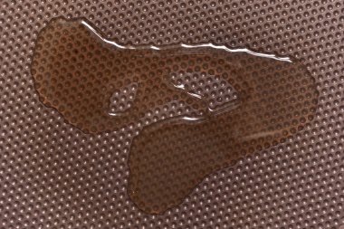 Tavada zeytinyağı ya da ayçiçeği yağı ve yapışmaz kaplama. Yakın plan.