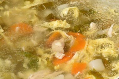 Sebzeli ve şeffaf et suyu, çorba. Yakın plan.