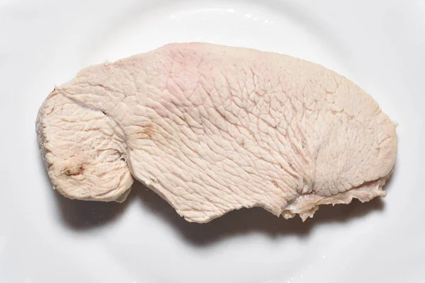 A textura da carne de peru fervida. Carne de peru fervida em uma chapa — Fotografia de Stock
