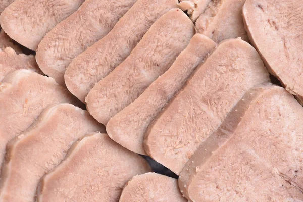 Lengua rebanada delicadeza de carne. Lengua hervida de cerca. Snack de carne —  Fotos de Stock