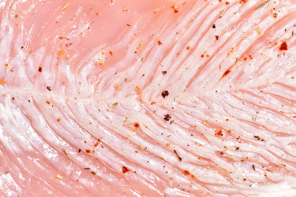 La textura de la carne de pavo, ligeramente frita en una sartén con especias. Primer plano —  Fotos de Stock