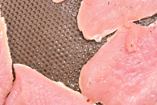 Schönes und frisches Putenfleisch wird in einer Pfanne mit Teflonbeschichtung gebraten. Nahaufnahme — Stockfoto
