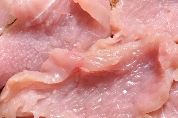 Rohes und geschnittenes Putenfleisch. frisches rosafarbenes Putenfleisch, Nahaufnahme — Stockfoto