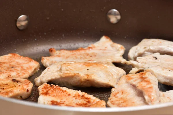 Красивое мясо индейки жарится в круглой сковороде. Крупный план — стоковое фото
