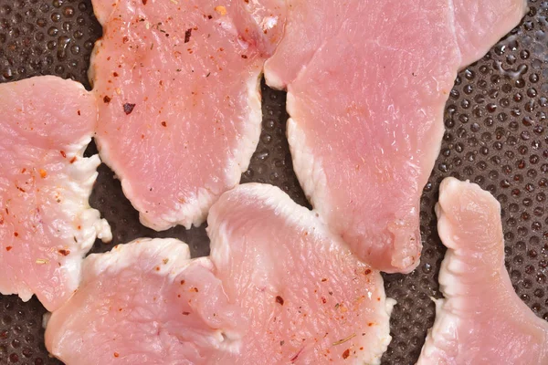 Schönes und frisches Putenfleisch wird in einer Pfanne mit Teflonbeschichtung gebraten. Nahaufnahme — Stockfoto