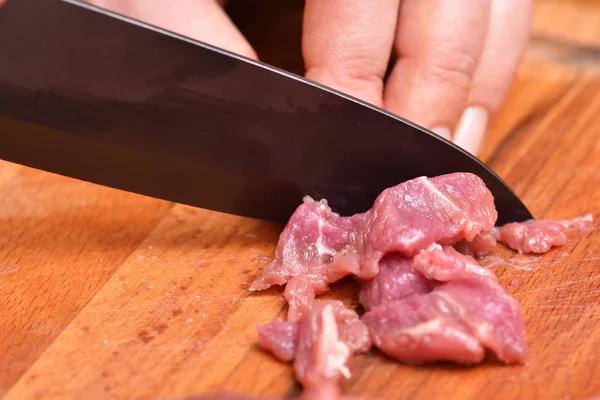 Нарезанное сырое баранину мясо. Подготовка баранины к приготовлению ужина. Нож режет мясо индейки. Крупный план — стоковое фото