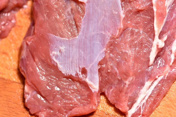 Schönes und frisches Hammelfleisch auf einem Holzschneidebrett. Nahaufnahme — Stockfoto