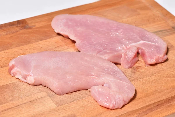 Schöne und frische Putenfilet. Putenfilet auf einem Holzschneidebrett — Stockfoto