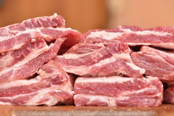 Красивое и свежее свиное мясо на разделочной доске. Свиные ребрышки для вкусного ужина. Крупный план — стоковое фото