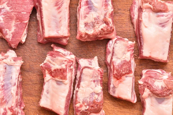 Красивое и свежее свиное мясо на разделочной доске. Свиные ребрышки для вкусного ужина. Крупный план — стоковое фото