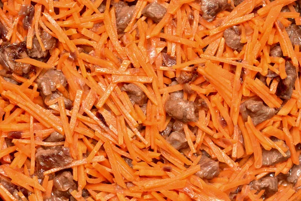 Asar verduras y carne en una sartén con recubrimiento antiadherente. Cebolla, zanahorias y carne. Primer plano —  Fotos de Stock