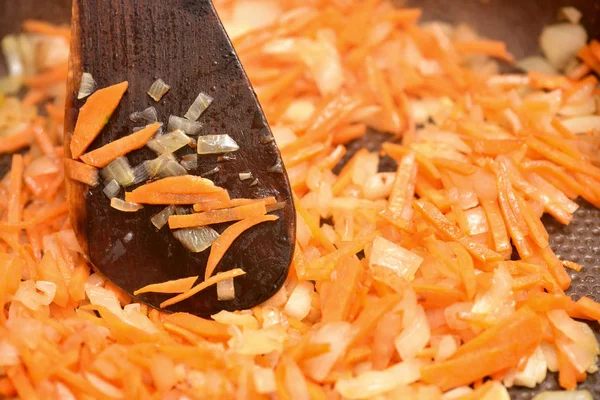 Asar las verduras en una sartén con recubrimiento antiadherente. Asado Zanahorias con cebolla, primer plano —  Fotos de Stock