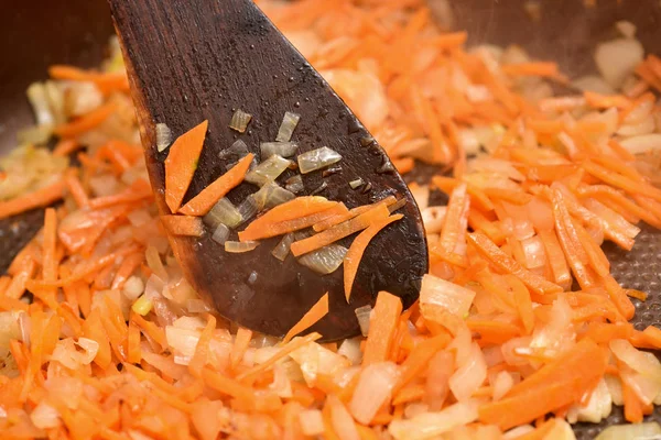 Asar las verduras en una sartén con recubrimiento antiadherente. Asado Zanahorias con cebolla, primer plano —  Fotos de Stock