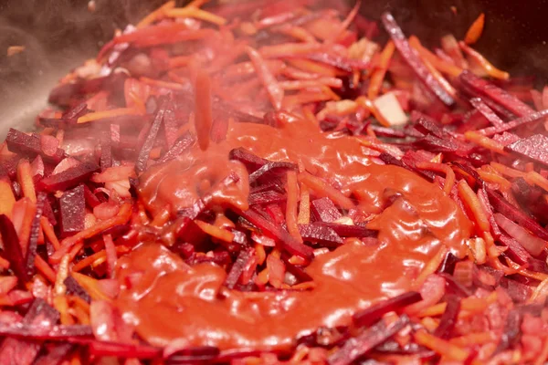 Asar verduras con pasta de tomate. Remolacha asada, cebolla y pasta de tomate —  Fotos de Stock