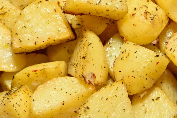 İştah açıcı ve güzel kızarmış patates, sarı, baharatlı, yakın plan.