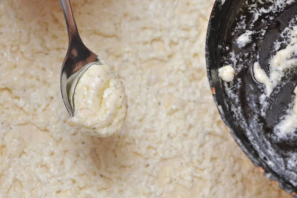 Creamy sauce for making homemade pizza. Sauce in a teaspoon, close-up — Stock Photo, Image
