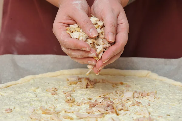 Frauenhände halten fein gehacktes Fleisch für die Pizzazubereitung, Nahaufnahme — Stockfoto