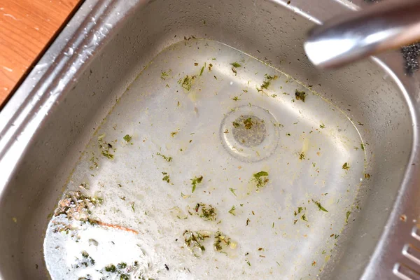 The sink in the kitchen is clogged and the water does not go down the drain. Clogged sink — Stock Photo, Image