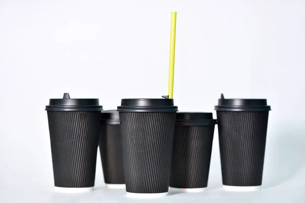 흰 바탕에 검은 종이 컵을 한 번쓸 수있다. 뜨거운 커피를 담는 종이컵. 커피마실래. 커피용 종 이 컵 — 스톡 사진