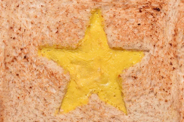 A textura da superfície de um sanduíche frito com uma estrela omelete. Close-up — Fotografia de Stock