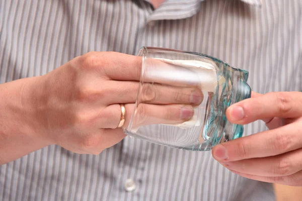 Az ember kezei szalvétát használva töröljenek le egy átlátszó poharat az iváshoz, hogy ne legyenek foltok. Közelkép — Stock Fotó