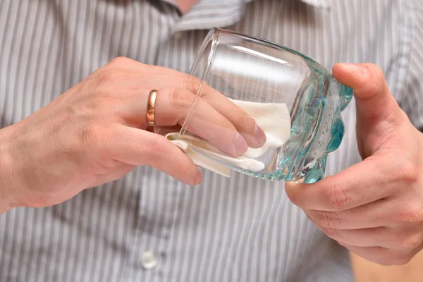 Ręce człowieka, używając serwetki, wytrzeć przezroczystą szklankę do picia, tak aby nie było plam. Zbliżenie — Zdjęcie stockowe